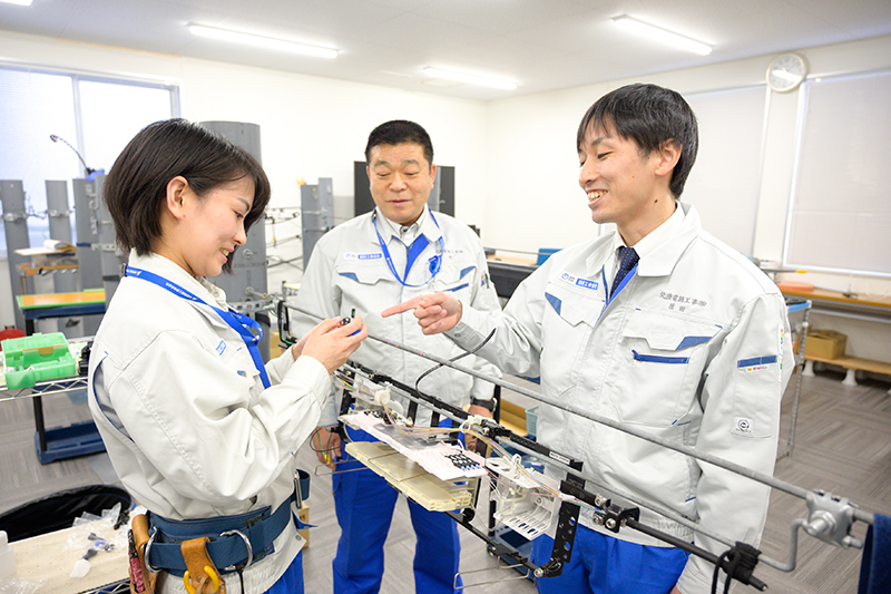 製品について議論する3名の従業員