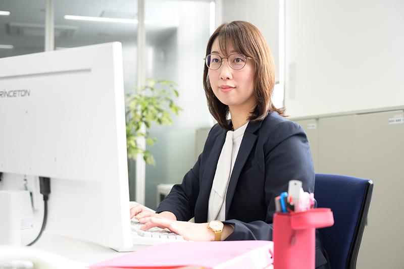 デスクでパソコンを操作している女性