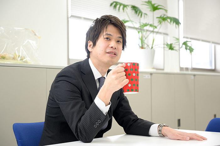 マグカップを手に取り休憩する男性